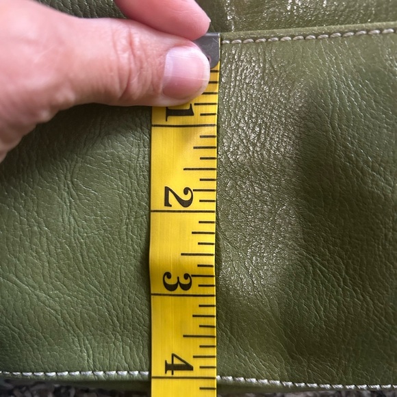 5/$25 Liz Claiborne olive green vegan leather spacious storage shoulder purse - Picture 11 of 14